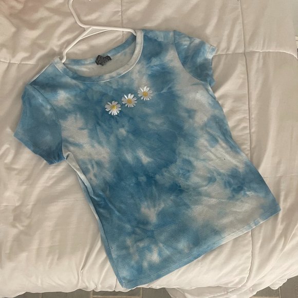 blue tie dye t shirt with daisy flowers - Picture 1 of 4